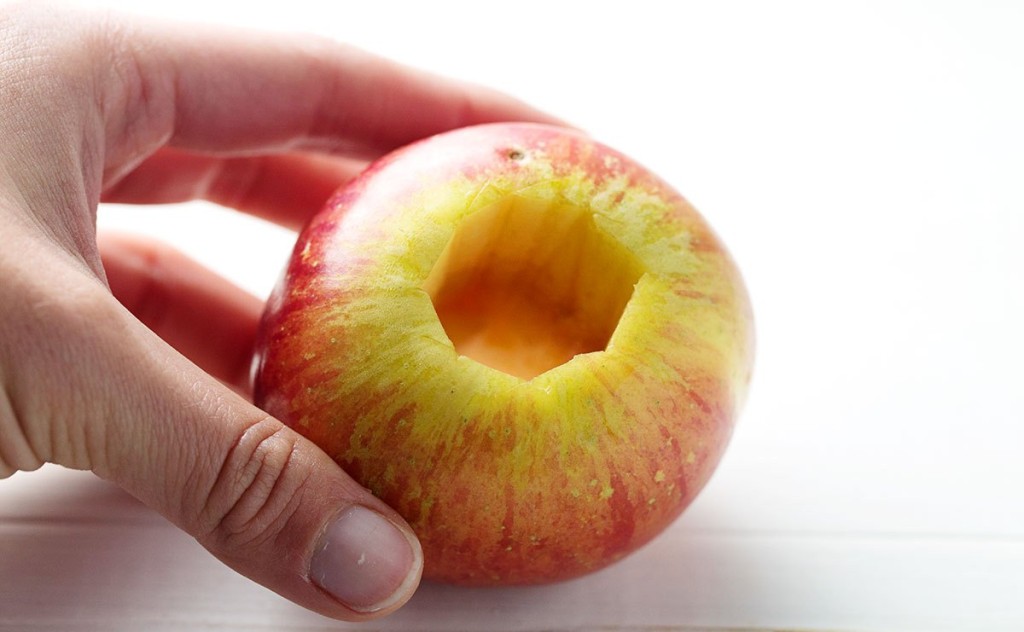 Operite i izdubite jabuke za američke palačinke. 