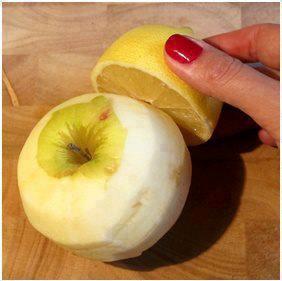 Jabuke u lisnatom testu - naneti limun.