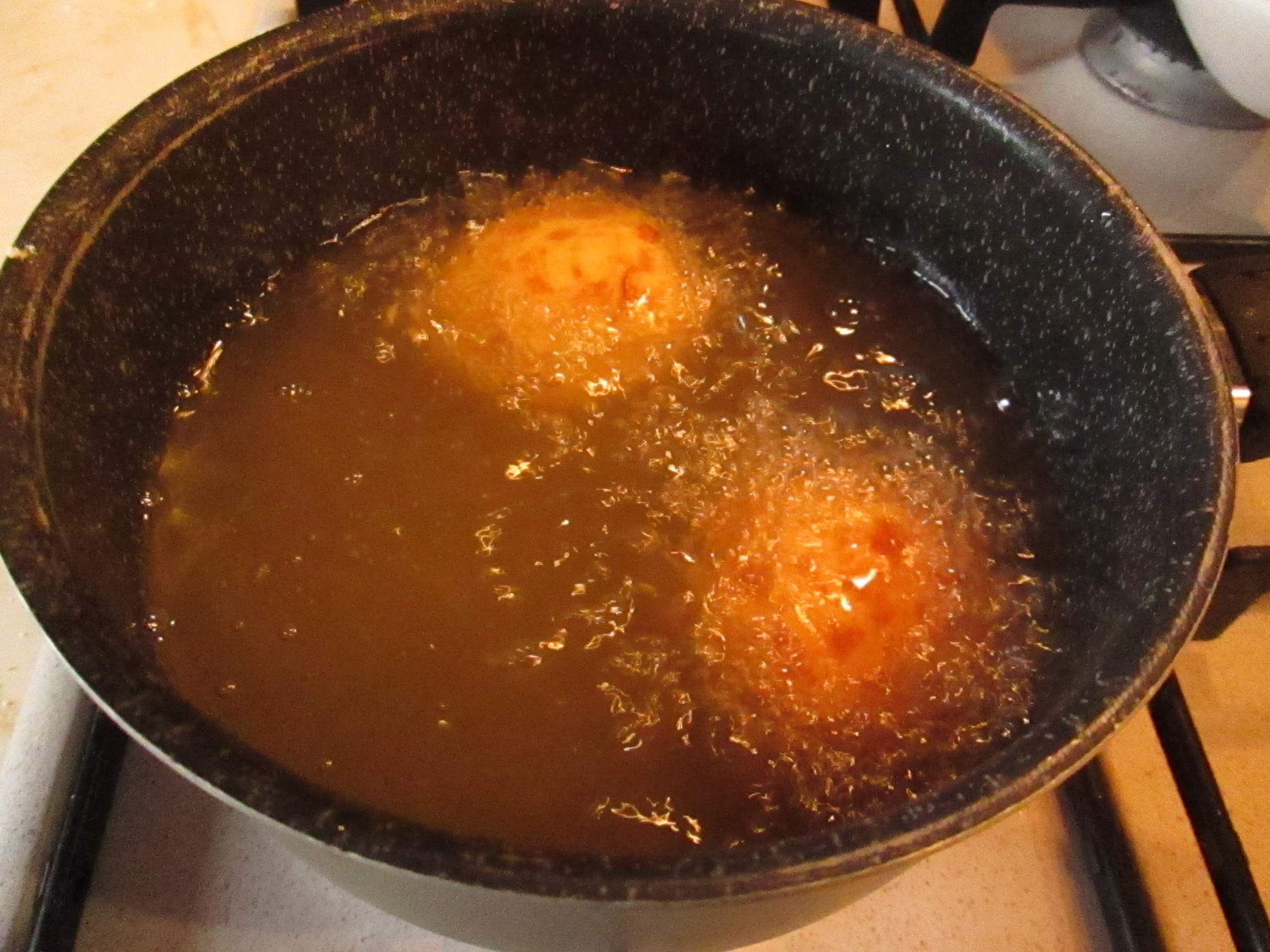 Krofnr od krompira - postupak prženja.