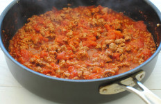 Dinstanje mesa sa paradajz sosom.