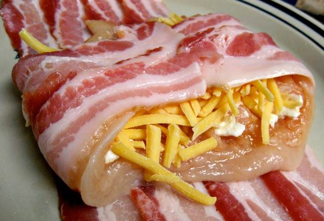 Staviti trapist ili Mozzarela sir i umotati u slaninu.