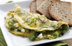 Omlet od jaja i brokolija.