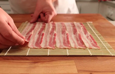 Poređati slaninu na podlogu.